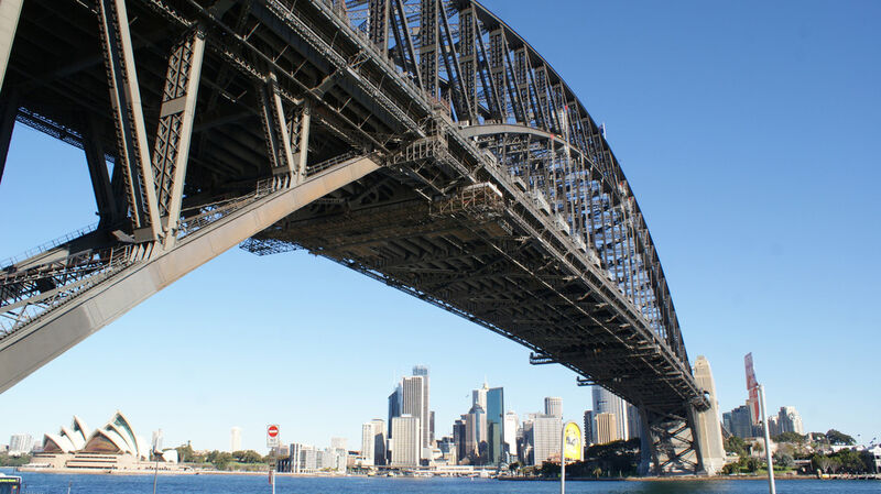 Bei der Instandhaltung der Sydney Harbour Bridge übernimmt ein Sandstrahlroboter die gefährliche und gesundheitsschädliche Schwerstarbeit, die Brückenkonstruktion mit Sand abzustrahlen. (Bild: Schunk)