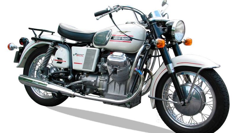 12. Preis: Moto Guzzi V7 Spezial Bj. 1970. Die V7 war das erste Motorrad von Moto Guzzi mit einem V-Motor. Die 7 stand damals bei der Vorstellung 1967 für die Hubraumgröße von ungefähr 700 ccm. Die V 7 Special hatte schon 750 ccm und 45 PS. Der V2-Viertaktmotor Motor ist längs eingebaut und hat einen Zylinderwinkel von 90 Grad. Das Viergang-Getriebe wird über eine Schaltwippe betätigt und die Kraft wird über eine Kardanwelle auf das Hinterrad weitergegeben. Mit knapp 160 km/h Höchstgeschwindigkeit war die Moto Guzzi ein perfektes Reisemotorrad. (Bild: Lebenshilfe Gießen)
