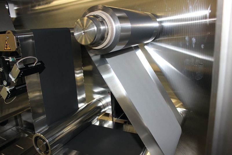 Beschichtung der metallischen Folie mit keramischen Speichermaterialien im Rolle-zu-Rolle-Verfahren. Die Bipolarelektroden werden so im Technikumsmaßstab hergestellt. Embatt-Projekt: Auch hier steht ein Batteriekonzept mit dem Einsatzbereich E-Mobilität im Vordergrund. Ziel von Embatt ist es mittels eines bipolaren Ansatzes bei der Anordnung der Batteriezellen eine Laufleistung von 1000 Kilometern pro Aufladung zu realisieren. An dem Projekt sind u.a. auch Thyssen Krupp System Engineering und IAV Automotive Engineering beteiligt. (Fraunhofer IKTS)
