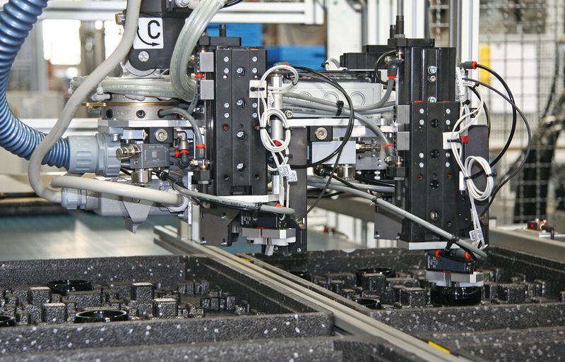 Bild 4: Das Befüllen der Trays erforderte 14 Entnahmeprogramme, weil nicht jeder Greifer jede Position erreicht. (Gimatic)