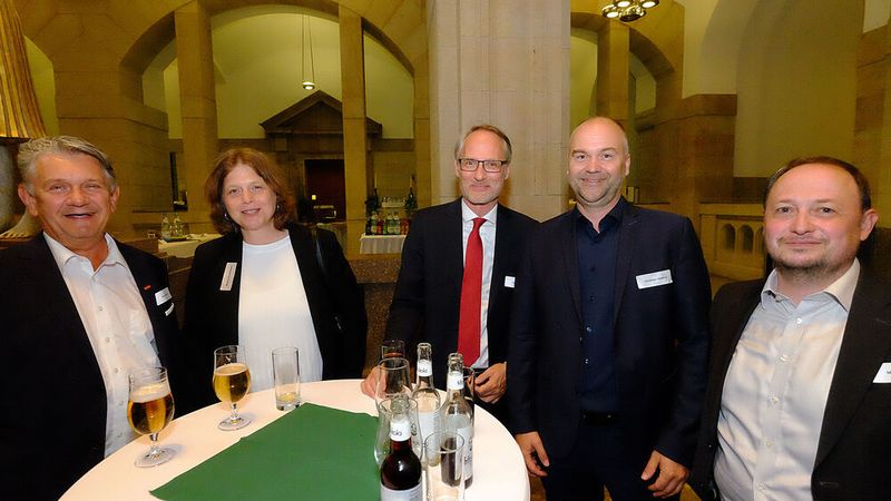 Unter den Gästen auch befreundete Landesverbände und Partner: Uwe Nostitz (Präsident des sächsischen Handwerkstags), Martina Krassowski (Geschäftsführerin LV Hamburg), Jens Bleutge (Geschäftsführer LV Rheinland-Pfalz), Christian Stettner (Nürnberger Versicherung) und Michael Koch (Geschäftsführer LV Sachsen-Anhalt). (Bild: Holger Zietz - VCG)