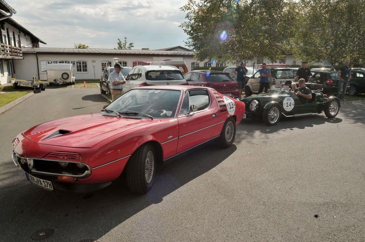 Aufgereiht: Der Alfa Romeo Montreal (Baujahr 1971), dahinter ein Lomax 224 (Baujahr 1985). (Bild: Zietz)
