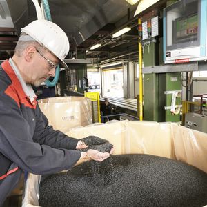 Der Hightech-Kunststoff Durethan wird in Granulatform geliefert. Durethan kommt unter anderem in der Automobilindustrie zum Einsatz.