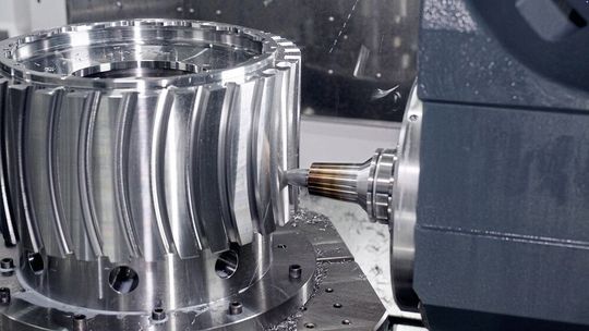 Die «F 6000» bei der Bearbeitung eines «Aerospace Fan Hubs».(Bild:  Heller)