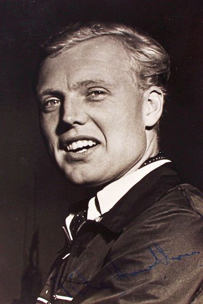 Eine von Mike Hawthorn handsignierte Ferrari-Werkspostkarte aus dem Jahre 1954 ging für 8.928 Euro an den neuen Besitzer. Der englische Rennfahrer, Le-Mans-Sieger und Formel-1-Weltmeister des Jahres 1958 war bekannt dafür, dass er auch im Rennwagen stets Fliege oder Krawatte und ein weißes Hemd trug. (Bild: Automobila-Ladenburg)