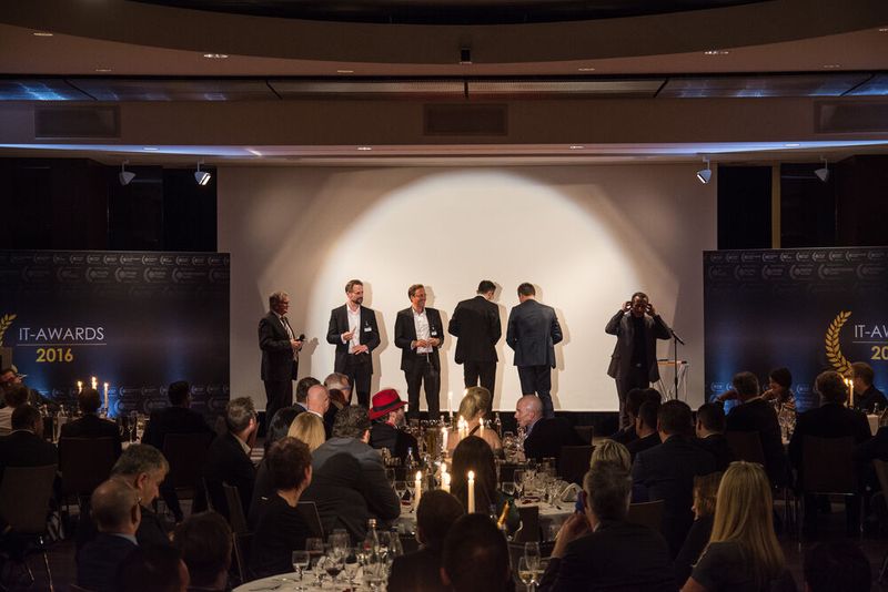 Der Enterbrainer jonglierte aber nicht nur mit Zahlen, sondern spielte auch mit dem Publikum, an dem er seine mentalen Fähigkeiten ausprobierte. Als menschlicher Lügendetektor strafte er seine fünf Publikumsgäste ihrer (zugegebenermaßen aufgezwungenen) Lügen … (Bild: Dominik Sauer / VIT)