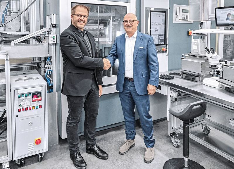 Der bisherige Geschäftsführer und Inhaber der Neddermann GmbH, Matthias Knieß (rechts), geht in den Ruhestand. Er hat die Führung an Sebastian Schill, Leiter der Technologiefabrik von Festo in Scharnhausen, übergeben. (Bild: Festo)