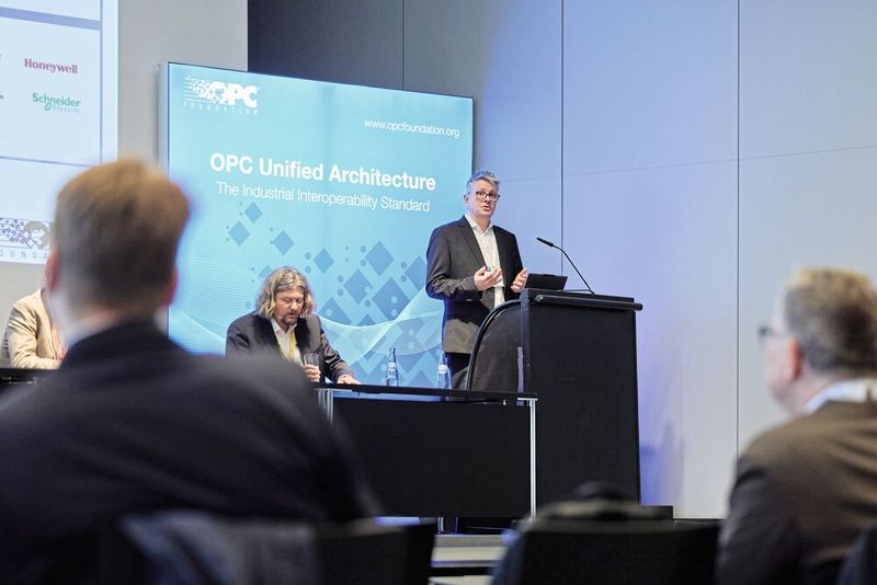 KI trifft auf Maschinenbau: Dr. Holger Kenn und Erich Barnstedt (im Bild) präsentieren die neuen KI-Schnittstellen und Cloud-Initiativen der OPC Foundation. (Bild: OPC Foundation)