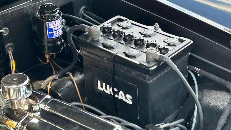 Starterbatterien mit Hartgummigehäuse, sichtbaren Polbrücken, Vergussmasse und Schraubdeckeln waren bis Ende der 1960er-Jahre üblich. Diese Batterie wurde extra für den restaurierten Triumph 2000 Italia neu aufgebaut. (Bild: Peter Diehl)