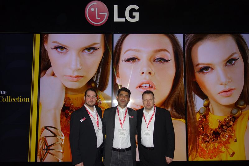 Das LG Team setzt auf 98'' Ultra HD Displays (v. l.) Christoph Kinner, Carlo Ismann und Thomas Reinhardt                                 (IT-BUSINESS)
