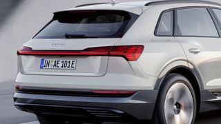 Für die Montage der Anhängerkupplung muss am Stoßfänger gesägt werden. (Audi)