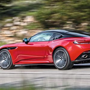 Ende 2023 kam der DB12 auf den Markt, ohne den V12 des Vorgängers. Künftig müssen sich Käufer mit acht Zylindern begnügen.(Bild:  Aston Martin)