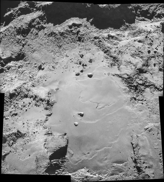 Montage aus vier Einzelaufnahmen, die die Navigationskamera an Bord der Raumsonde Rosetta am 26. Oktober 2014 vom Kometen 67P/Churyumov-Gerasimenko gemacht hat. Sie entstanden aus etwa 7,8 km Entfernung zur Oberfläche des Kometen. (Bild: ESA)