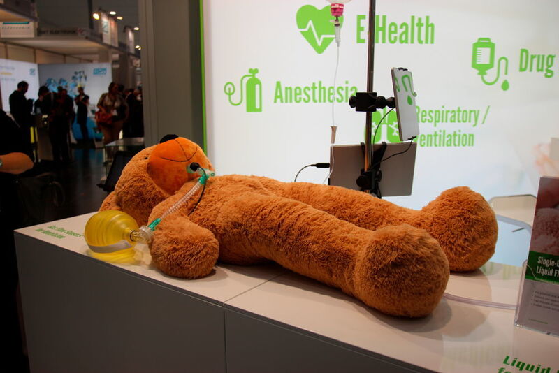 Sensirion präsentierte auf der Compamed 2017 smarte Sensoren für medizinische Geräte. Dieser Teddybär kam deshalb in den Genuss einer Beatmung, Infusion und eines Urin-Katheters. (Schäfer / Devicemed)