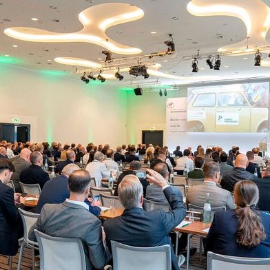 Beim Dekra Zukunftskongress Nutzfahrzeuge diskutierten Branchenvertreter über Elektromobilität, alternative Kraftstoffe, Fahrzeugsicherheit und Digitalisierung sowie über weitere zentrale Herausforderungen für den Güterverkehr der Zukunft. (Bild: Dekra)