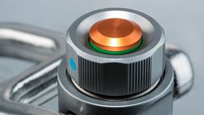 Neu ist beim Halder-Gewindetragbolzen Plus der grüne Signalring um den Bedienknopf, der anzeigt, ob alles korrekt ist. Und links, der kleine Blaue Punkt, ist ein integrierter RFID-Chip, der die Prozesse rund um das Heben, Transportieren und Positionieren transparenter und dokumentierbar macht. (Bild: Erwin Halder)