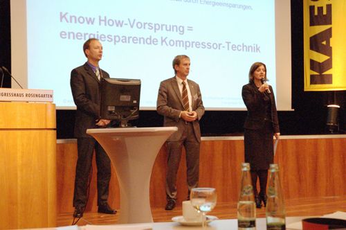 v.l.n.r.: Thomas Bittermann, Stefan Piendl (beider Kaeser) und Moderatorin Sabine Hübner. (Archiv: Vogel Business Media)