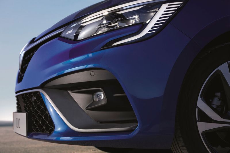 Neu gezeichnete LED-Scheinwerfern sowie die Tagfahrlichter bilden die derzeit für das Marken-Design typische C-Form.  (Bild: Renault)