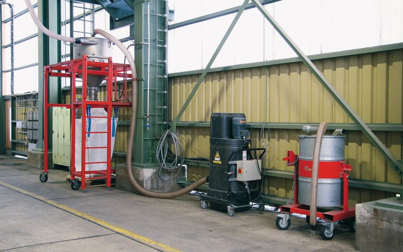 Semi-mobil, „aufgelöste“ Bauweise und Sauggutsammlung im Big Bag: Das sind Kennzeichen dieser Absauganlage für Stäube aus der Chemikalienproduktion. (Bild: Ruwac)