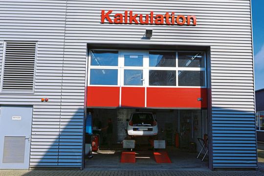 Beim Karosserie- und Lackierzentrum Kiel der Stehning GmbH setzt man für die Fahrzeugannahme auf Kalkulationsstationen.(Bild:  Stehning GmbH)