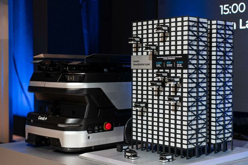 Robotik zum Anfassen: Im neuen European Innovation Lab in Düsseldorf zeigt Geekplus verschiedene Lagerroboter, Automatisierungskonzepte und KI-gestützte Logistiksoftware im Zusammenspiel. (Bild: Geekplus)