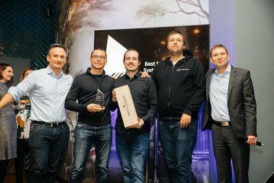 Mifcom aus München baut in vielen PCs auch als zusätzlichen Datenspeicher nur noch SSDs ein und erringt so den Preis für „Best Performance System Integration“. Von links: Wojtek Rudko (Samsung), Dmitry Ivanov (Mifcom), Hendrik Engelbertz (Mifcom), Philip Pfab (Mifcom), Carsten Müller (Samsung). (www.pkfotografie.com / Samsung)