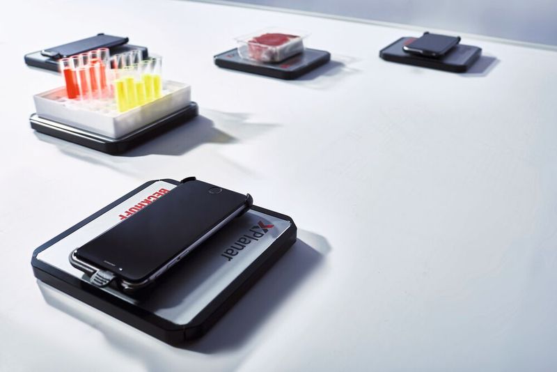 Le système de moteur planaire XPlanar combine les avantages des technologies de transport conventionnelles avec la lévitation magnétique.  (Source : Beckhoff)