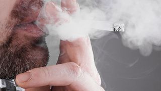 Zigarettenrauch vermindert die Aktivität des Immunoproteasoms. (© simonaphoto - Fotolia)