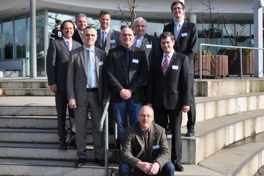 Von links: Die beiden Geschäftsführer des Igedos-Dienstleisters Service24 GmbH, Andreas Langer und Hans-Georg Christokat und die Mitglieder des Igedos-Vorstands, Geschäftsführer Dietrich Asche, Verbandssprecher Rolf Höschele, Guido Deppe, Helmut Northaus, Heiko Haase und Dietmar Zumvenne. Sitzend: Helmut Simmerl (Archiv: Vogel Business Media)