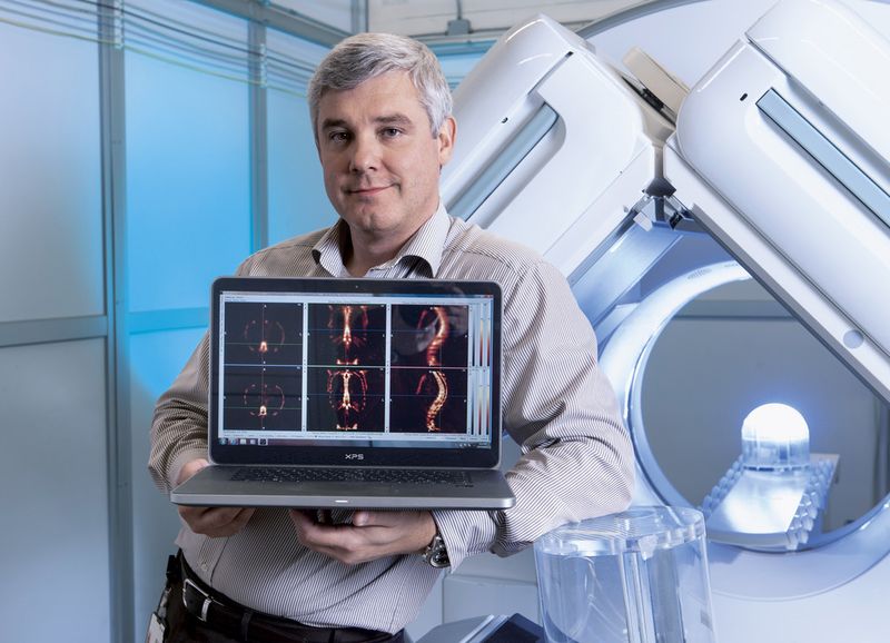 Die Strahlendosis bei SPECT-Analysen sowie die Dauer der Diagnose auf ein Viertel zu reduzieren – das ist dem Siemens-Forscher Dr. Alexander Hans Vija und seinem Team gelungen. Dank ihrer neuen Software können Stoffwechselabläufe im Menschen nun weitaus effizienter untersucht werden. (Siemens AG)
