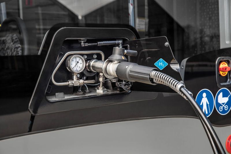 Ein Mercedes-Benz E-Citaro wird betankt: Der Wasserstoff wird bei 350 bar in den Tanks gespeichert. Ein Mercedes-Benz E-Citaro wird betankt: Der Wasserstoff wird bei 350 bar in den Tanks gespeichert.