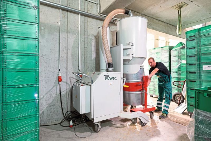 Die höhenverstellbare Abscheideeinheit und die kippbare Transportvorrichtung ermöglichen eine einfache und schnelle Entleerung des Sauggutbehälters. (Bild: Ruwac)