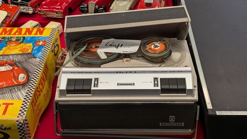 Da muss man schon echter Fan sein: eine „verirrtes“ Spulentonbandgerät, das sogar läuft. (Bild: Dominsky – VCG)