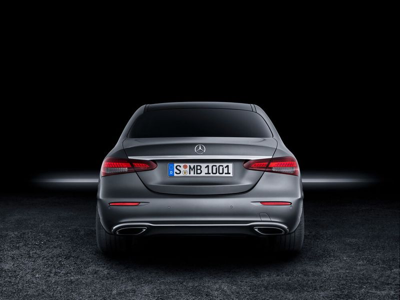 Das modifizierte Design der Rückleuchten sorgt für eine Breitenbetonung. (Bild: Daimler)