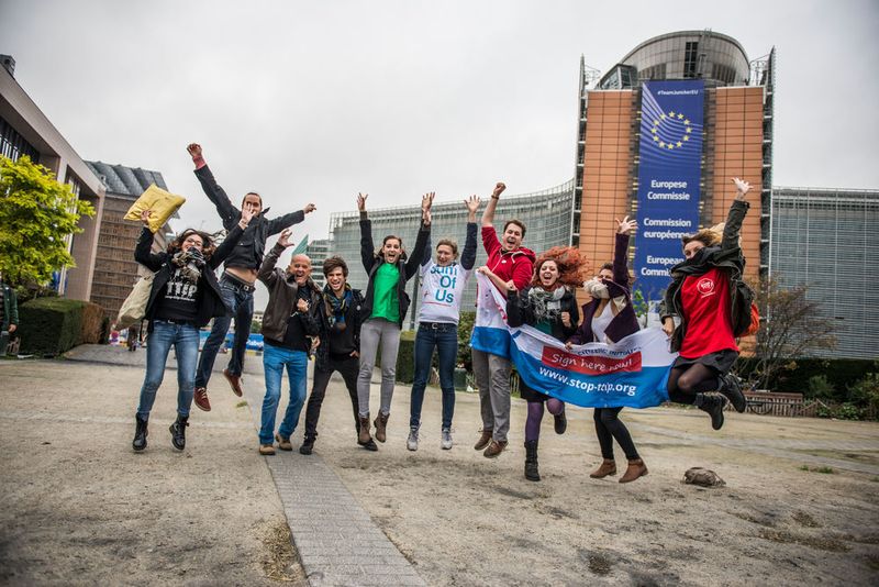 Foto der symbolischen Unterschriftenübergabe der Bürgerinitiative Stop TTIP in Brüssel. (Bild:  Stop TTIP/Alex GD/Collectif Krasnyi)