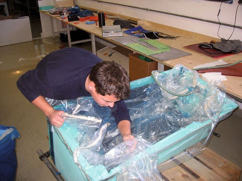 Bild 2: Nach dem Einlegen des Pregreg wird ein Vakuumsack über die Form gezogen, um Lufteinschlüsse beim Aushärten des Composite-Teils zu vermeiden. Bilder: Rampf (Archiv: Vogel Business Media)