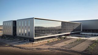 Hauptsitz der TSMC-Zweigstelle in Arizona: Mehreren Medienberichten zufolge sollen Taiwan und die USA kurz vor einer Übereinkunft stehen, um Einfuhrzölle aus Taiwan auf 15% zu senken. Im Gegenzug soll aber TSMC sich zu dem Bau von bis zu fünf weiteren Fabs in Arizona verpflichten, was die Gesamtzahl auf 11 Produktionslinien, zwei Chipgehäuse-Anlagen und ein F&E-Zentrum bringen dürfte. (Bild: TSMC)