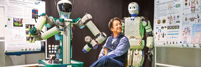 Am TUM Lehrstuhl für kognitive Systeme (ICS) entwickelt Prof. Gordon Cheng künstliche Haut fuer humaoide Roboter und menschenähnliche Maschinen, die taktile Rückmeldung bei Annäherung und Berührung gibt.