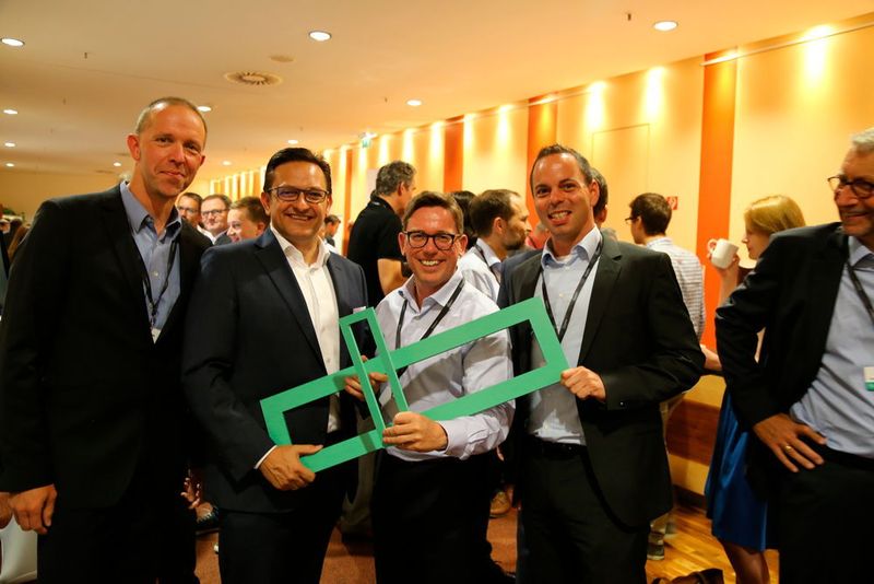 (v.r.n.l.): Josef Grahammer und Stephan Krause (dynasys Datentechnik) mit Gerry Steinberger (HPE) und Wolfgang Johne (HPE) (HPE)