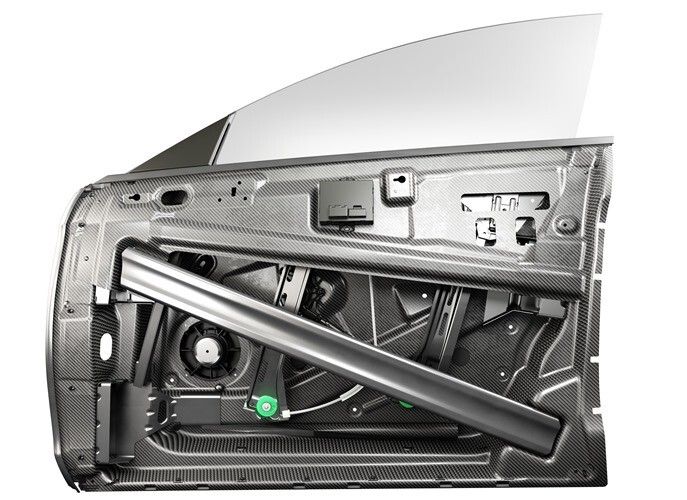 Im Vergleich zu Aluminiumtüren spart die Karbon-Lösung von Brose rund 4 Kilogramm pro Tür, verglichen mit Stahl sogar 11 Kilogramm. (Foto: Brose)