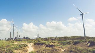 Tata Steel Nederland in IJmuiden (Bild) gehört zu dem emissionsärmsten Stahlerzeugern, heißt es. Mit dem neuen Stahl namens Zeremis Carbon Lite erfülle man nun die wachsende Nachfrage sämtlicher Schlüsselbranchen, nach Stählen der „grüneren“ Art. (Bild: Tata Steel Nederland)
