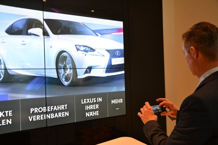 Digitale Schauraumelemente spielen auch eine wichtige Rolle im neuen Lexus-Retailkonzept. Die Konfigurationen können direkt vom Smartphone der Kunden auf die großen Bildschirme gespiegelt werden. (Foto: Mauritz)