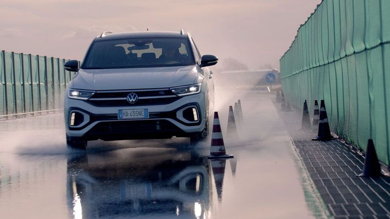 Im AvD-Reifentest schnitt der Pirelli Cinturato auf nasser Fahrbahn am besten ab – und holte sich auch den Testsieg.(Bild:  AvD)