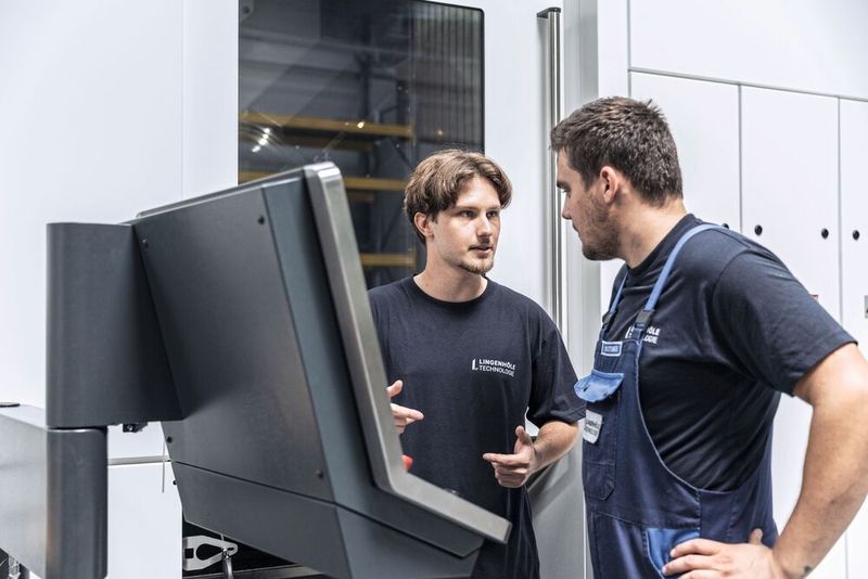 Die verantwortlichen Maschinenbediener Nico Brunnflicker (links) und Michael Bestebener halten das fünfachsige Fräs-Dreh-Zentrum F 6000 von Heller rund um die Uhr am Laufen. Besonders begeistert sind sie von der benutzerfreundlichen Bedienung.  (Bild: Heller)