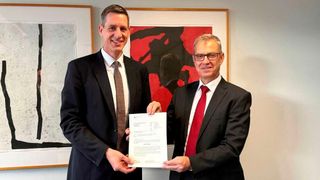 Stefan Bögl (l.) bekommt vom Präsidenten des Eisenbahn-Bundesamtes Stefan Dernbach die Betriebsgenehmigung übergeben. (Bild: Max Bögl)