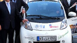 Kfz-Gewerbe Hessen leiht Berufsschulen sein E-Auto: (v.li.) Jürgen Karpinski (LV Hessen), Andreas Binz (Fuchs Schmierstoffe) und Michael Kraft (LV Hessen). (Foto: Zietz)