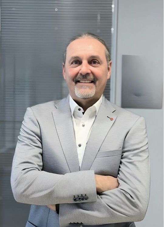 Markus Wrba, Produktionsleiter bei Müller Präzision: «Mit der ‹Cube 350› gelingt die Bearbeitung in einem einzigen Arbeitsgang. Dadurch wird der Schleifprozess nicht nur schneller, sondern auch stabiler.»(Bild:  Müller Präzision)