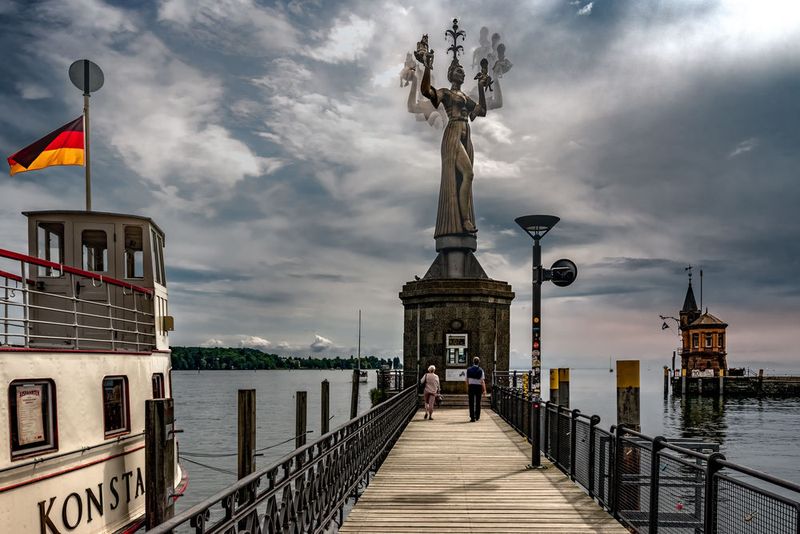 Die vom Bildhauer Peter Lenk geschaffene Imperia stellt eine üppige Kurtisane dar, die ihrem Gewerbe zu Zeiten des Konstanzer Konzils (1414 bis 1418) nachging und – der Überlieferung zufolge – von den Mächtigen und Würdenträgern heftig umworben war. (flickr.com/Bernd Thaller)