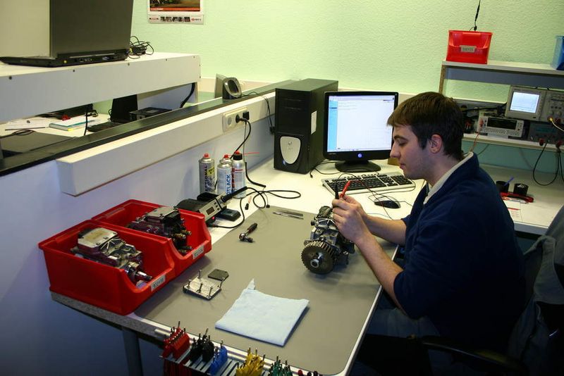 Auch die elektronischen Steuereinheiten von Dieseleinspritzpumpen setzt das Glaubitz-Team zu günstigen Konditionen instand.  (Foto: Glaubitz)
