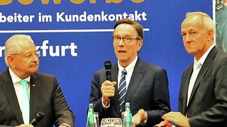 Die drei Verbandspräsidenten (v. li.) Jürgen Karpinski (ZDK), Matthias Wissmann (VDA) und Reinhard Zirpel (VDIK) gratulierten den Gütegemeinschaften zu ihrer erfolgreichen Arbeit. (Schmidt/»kfz-betrieb«)